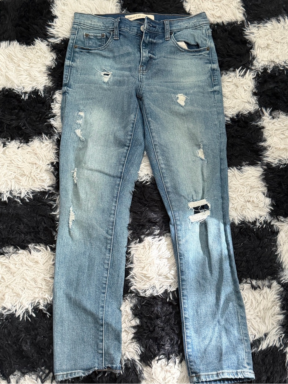 GAP Women’s Light Blue Distressed Straight-Leg Jeans